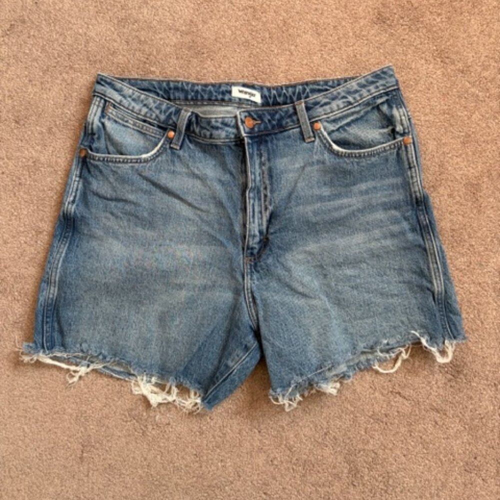 Wranglers Women High Rise Denim Shorts Size 33 Average Raw Hem 5" inseam